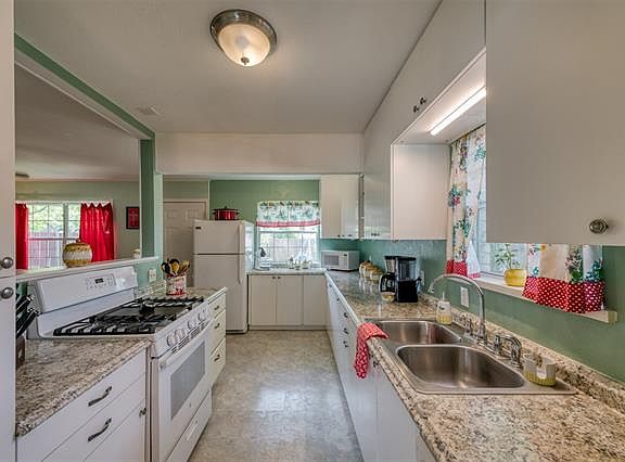 3rd image of 206 Merribrook Trl