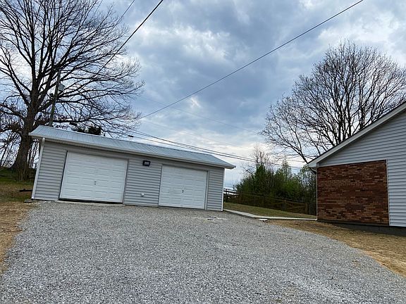 5th image of 80 Gloria Dr