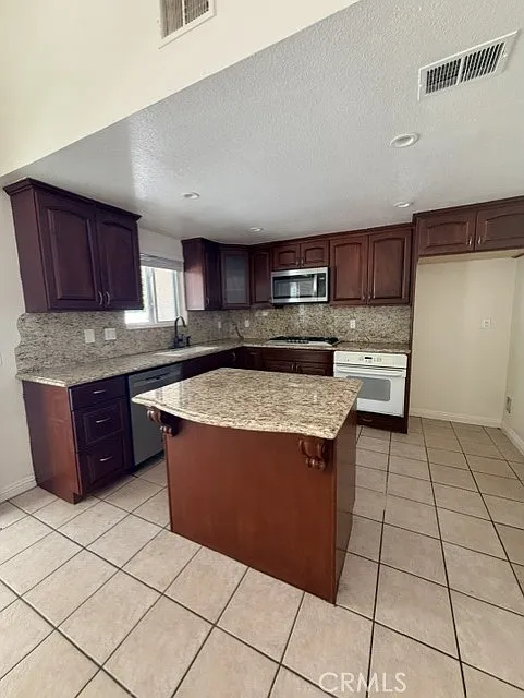 3 bed, 1599 sqft, $3,350 — Photo 4