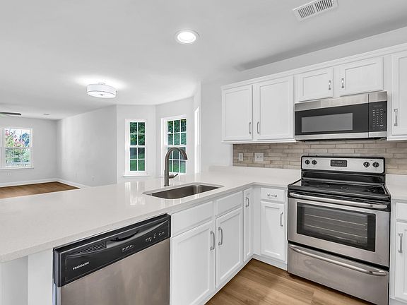 5th image of 526 Eagleton Ct.