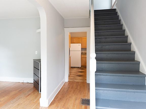 2nd image of 934 Mary St