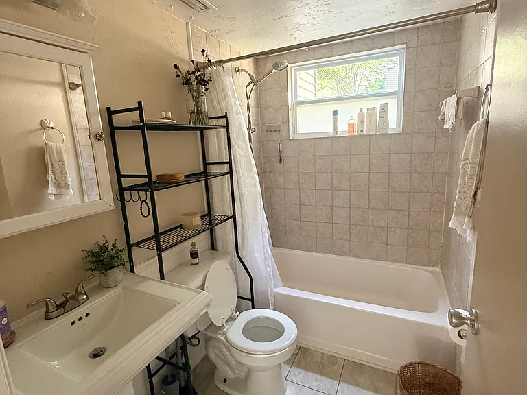 727 Bay St — Photo 8