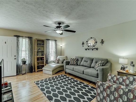 3rd image of 923 Moncuin Ct