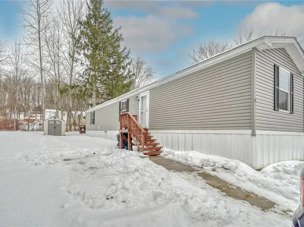 5 Apple Ln, Williamson, NY 14589