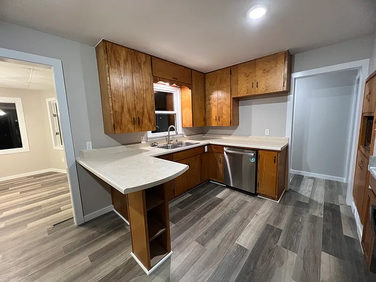 701 E Bedford St — Photo 2