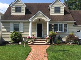 132 Champlain Ave, Staten Island, NY 10306