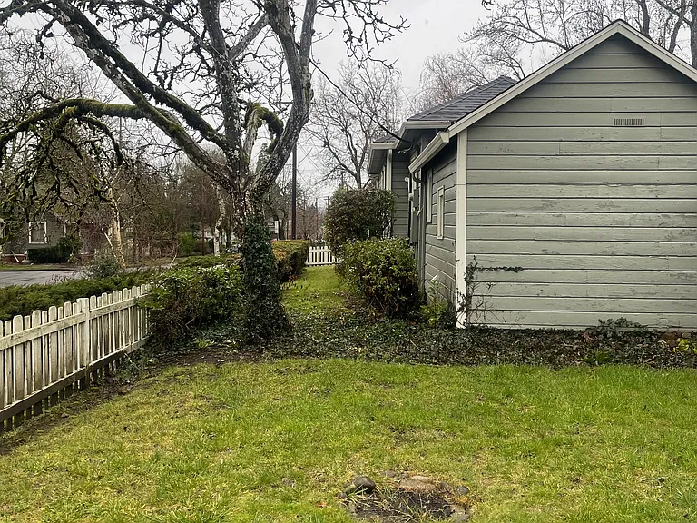 294 16th St SE — Photo 18