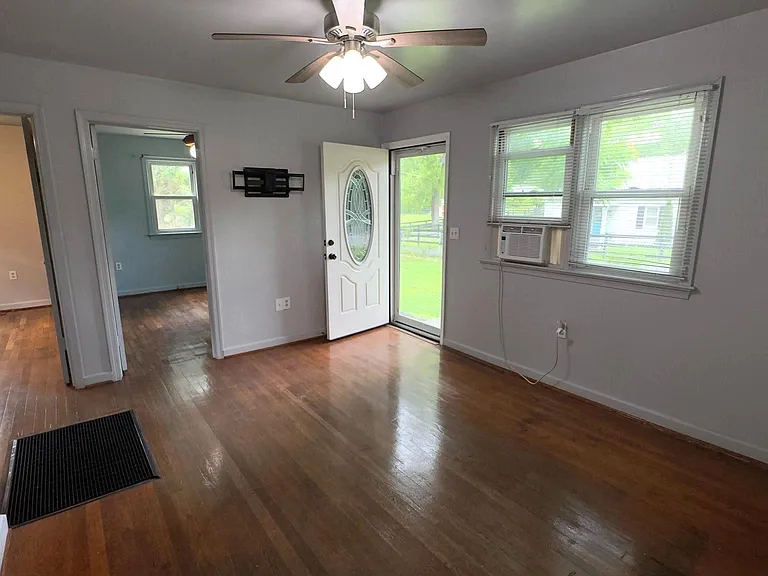 44 S Woodlawn Ave — Photo 8