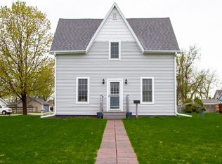909 W 4th St, Pella, IA 50219