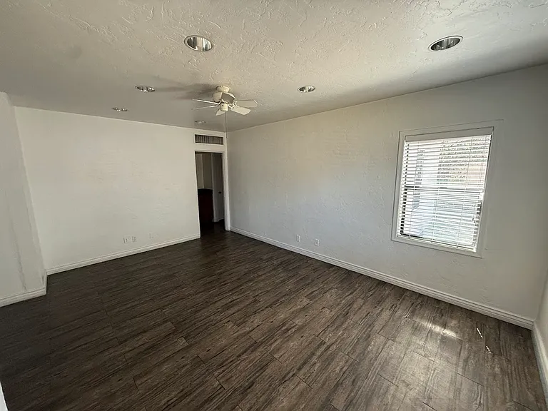 531 E Osborn Rd — Photo 8