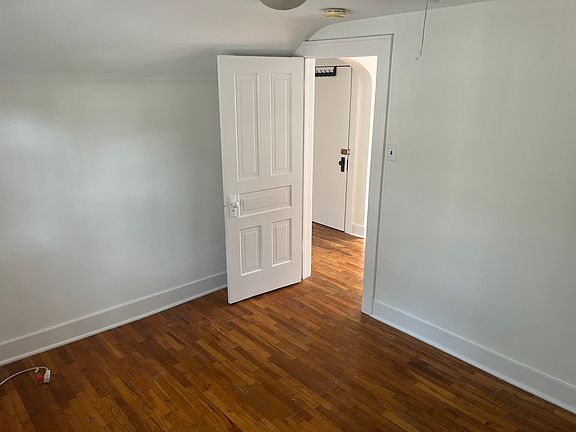 4th image of 912 Wayne St
