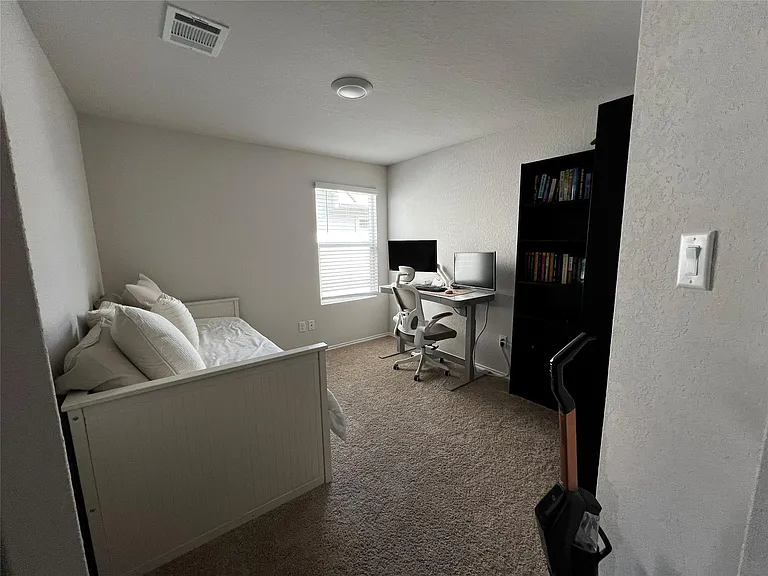 1009 Marvin Way — Photo 3