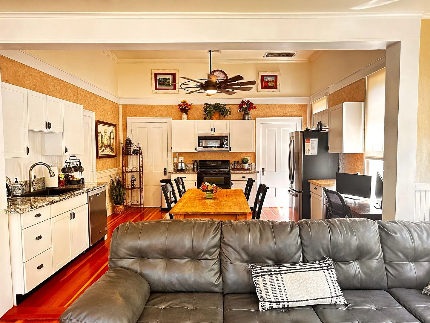 Sun Cottage Fully Furnished Bright Spacious Cottage in the Heart of Jacksonville $300 Utility Fee — Photo 2