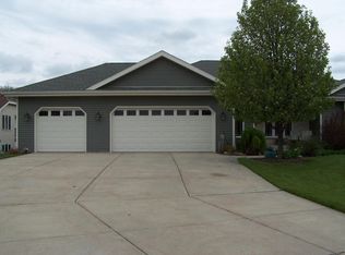 8910 S River Edge Dr, Oak Creek, WI 53154