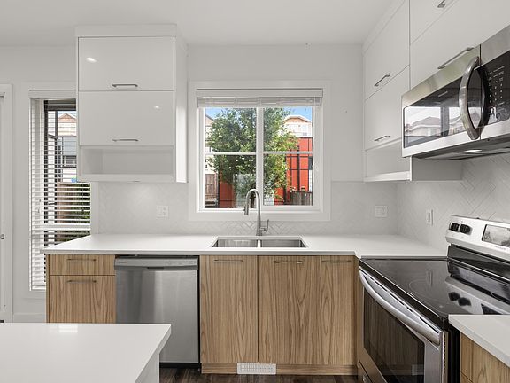 4th image of 3423 Roxton Ave #102
