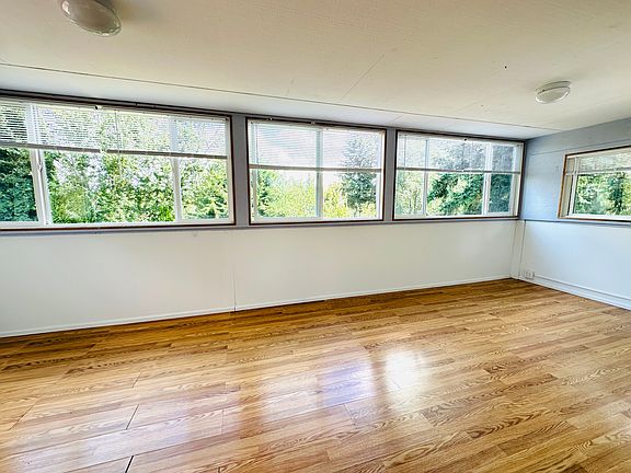 Large & Bright sun room upstairs
