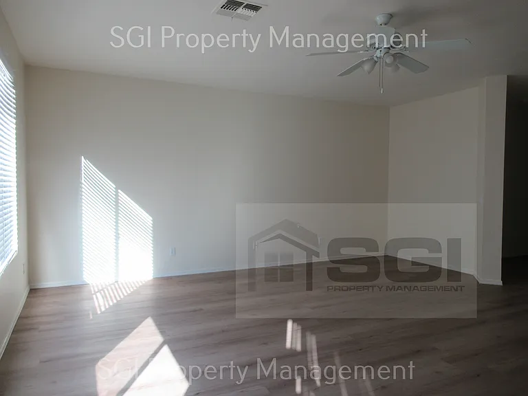 3123 W Pleasant Ln — Photo 7