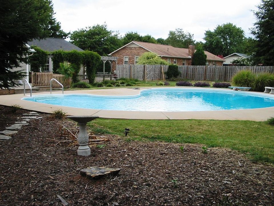 2nd image of 116 W Forest Dr