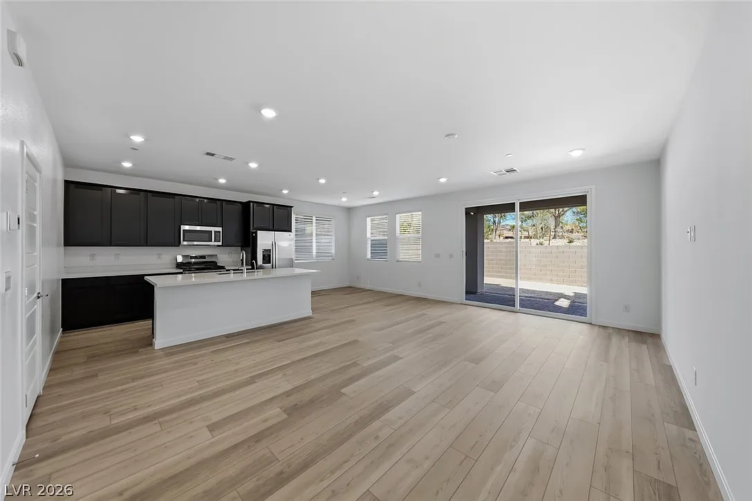 4 bed, 3.0 bath, 2257 sqft, $2,595 — Photo 3