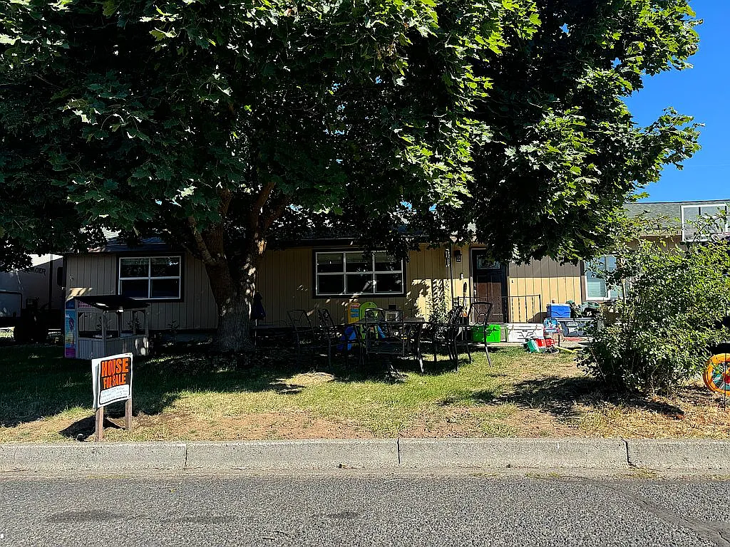 811 Maple Dr photo 1