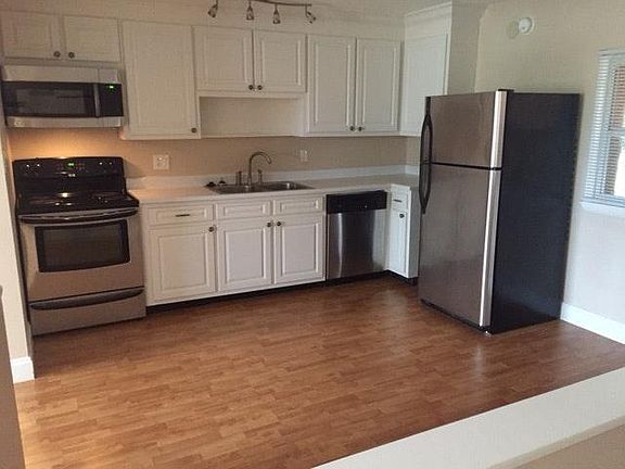 Large Eat-In Kitchen
