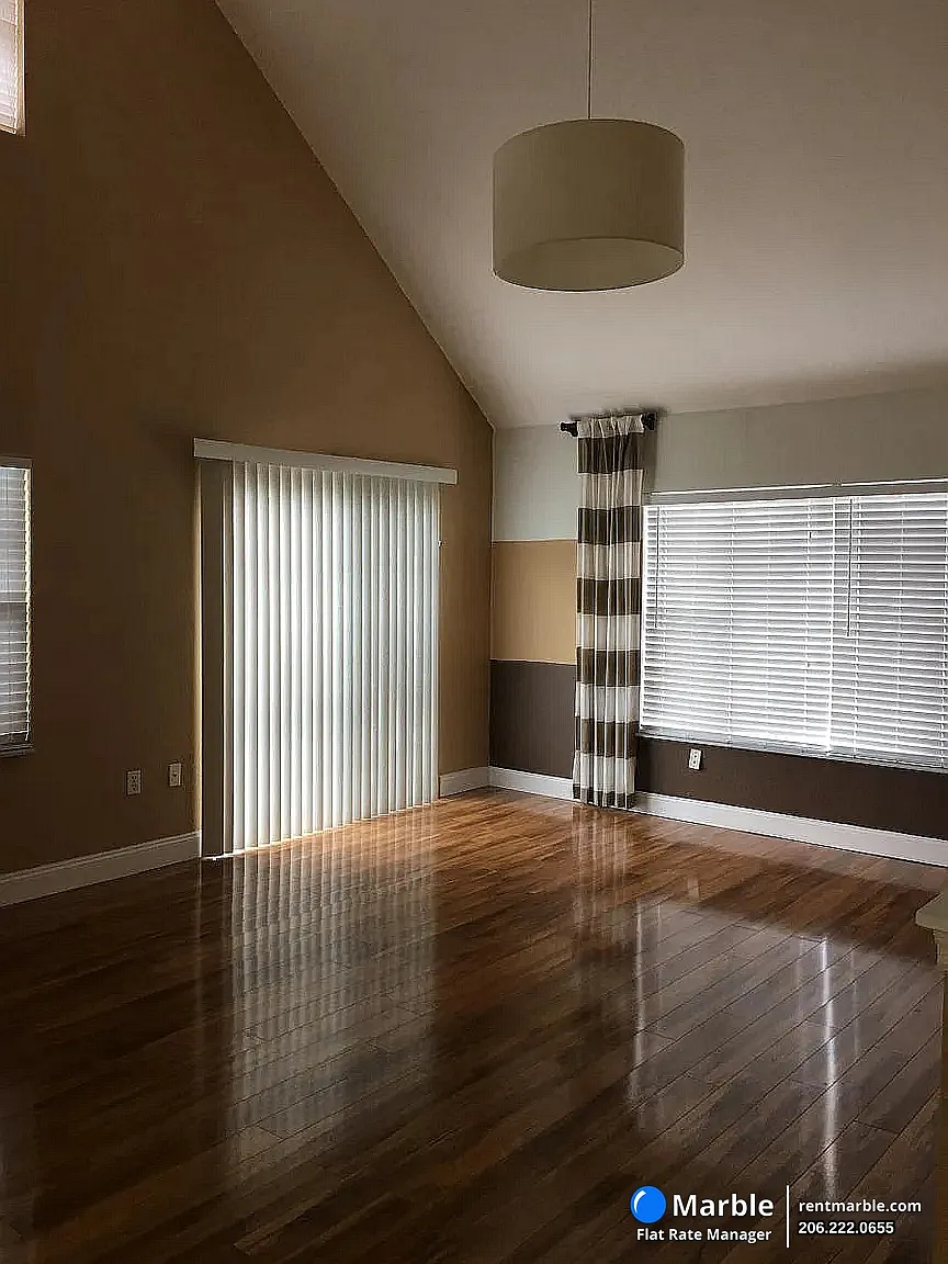 10570 Windsor Lake Ct — Photo 4
