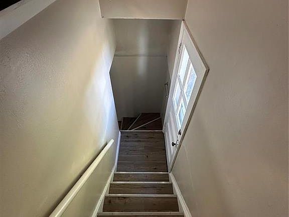 2nd image of 815 Fontaine Pl