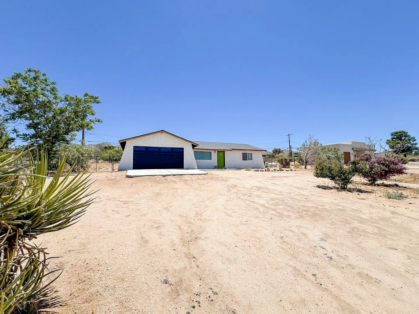 Joshua Tree Home with Desert Views — Photo 4