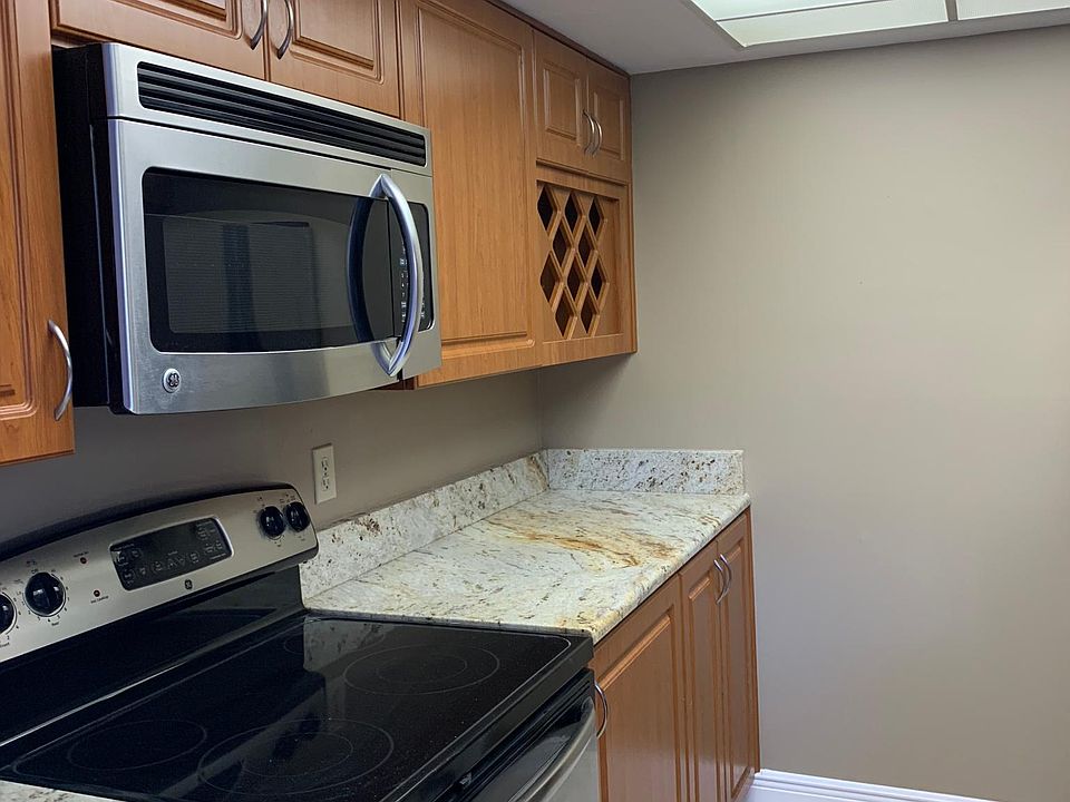 1st image of 3275 Oak Lake Pl