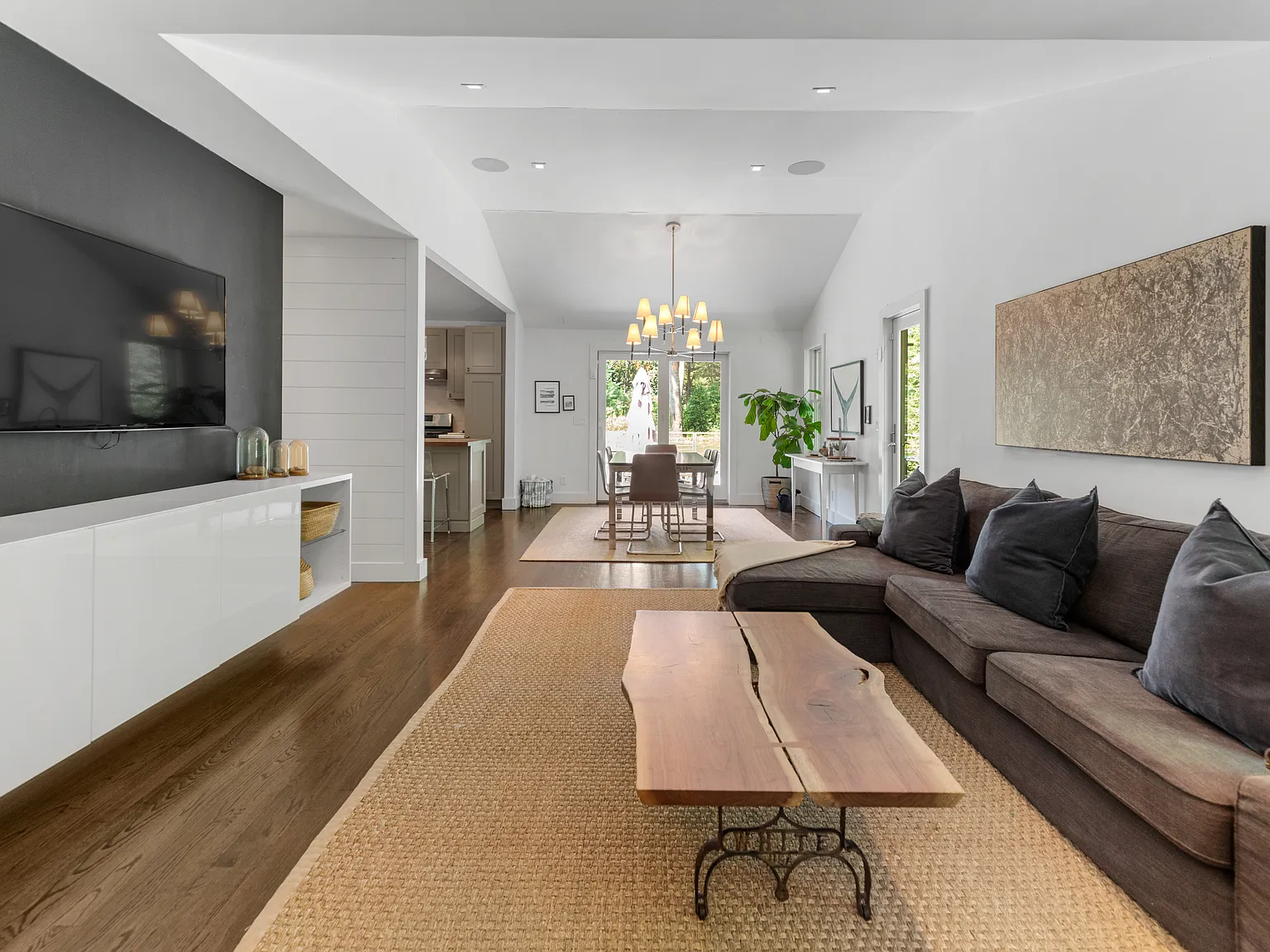 Impeccably designed home with swimming pool — Photo 4