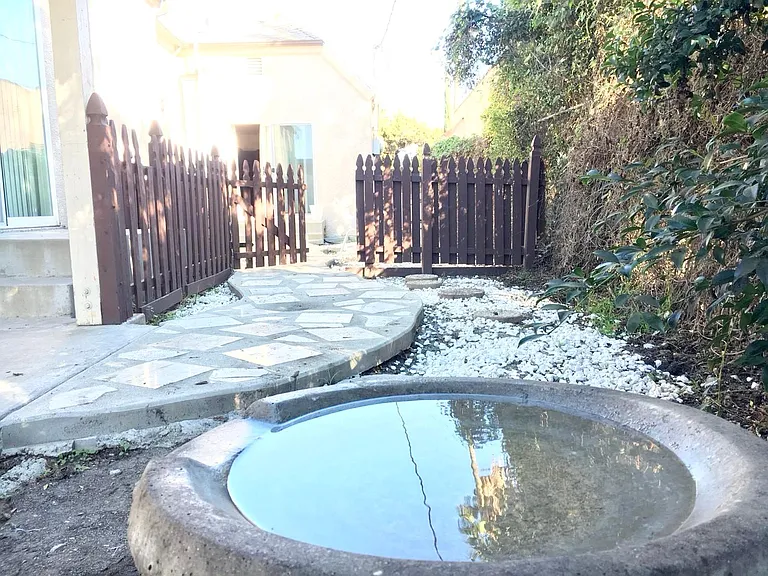 549 N Martel Ave — Photo 10
