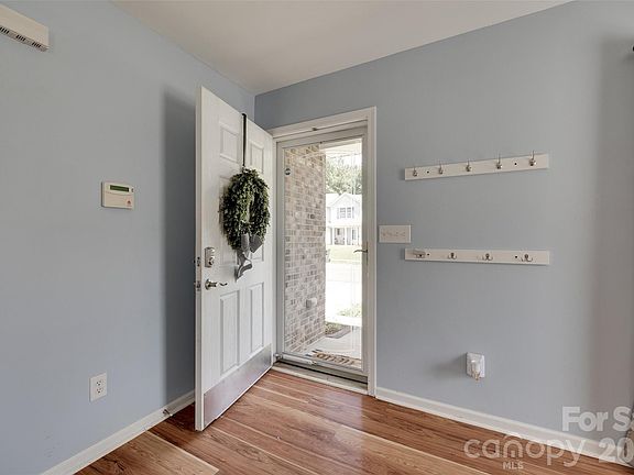 4th image of 1360 Jessicas Way