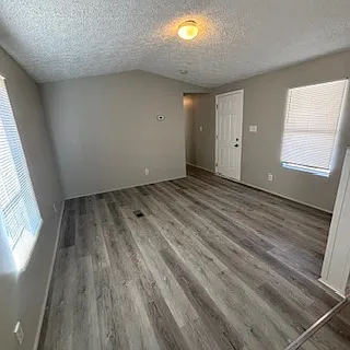 3 bed, $995 — Photo 1