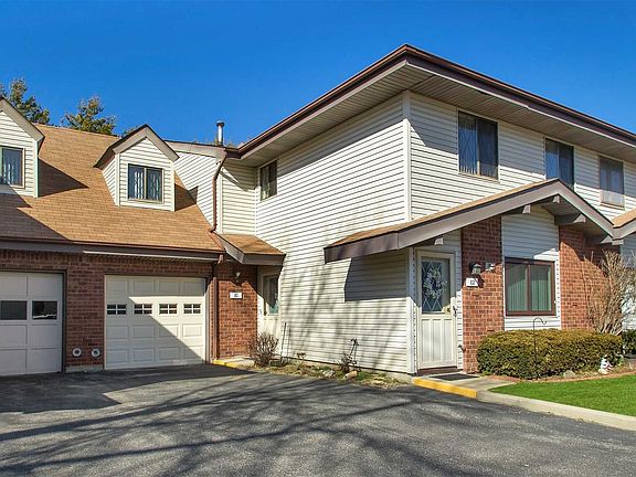 2nd image of 81 Cambridge Dr W #81