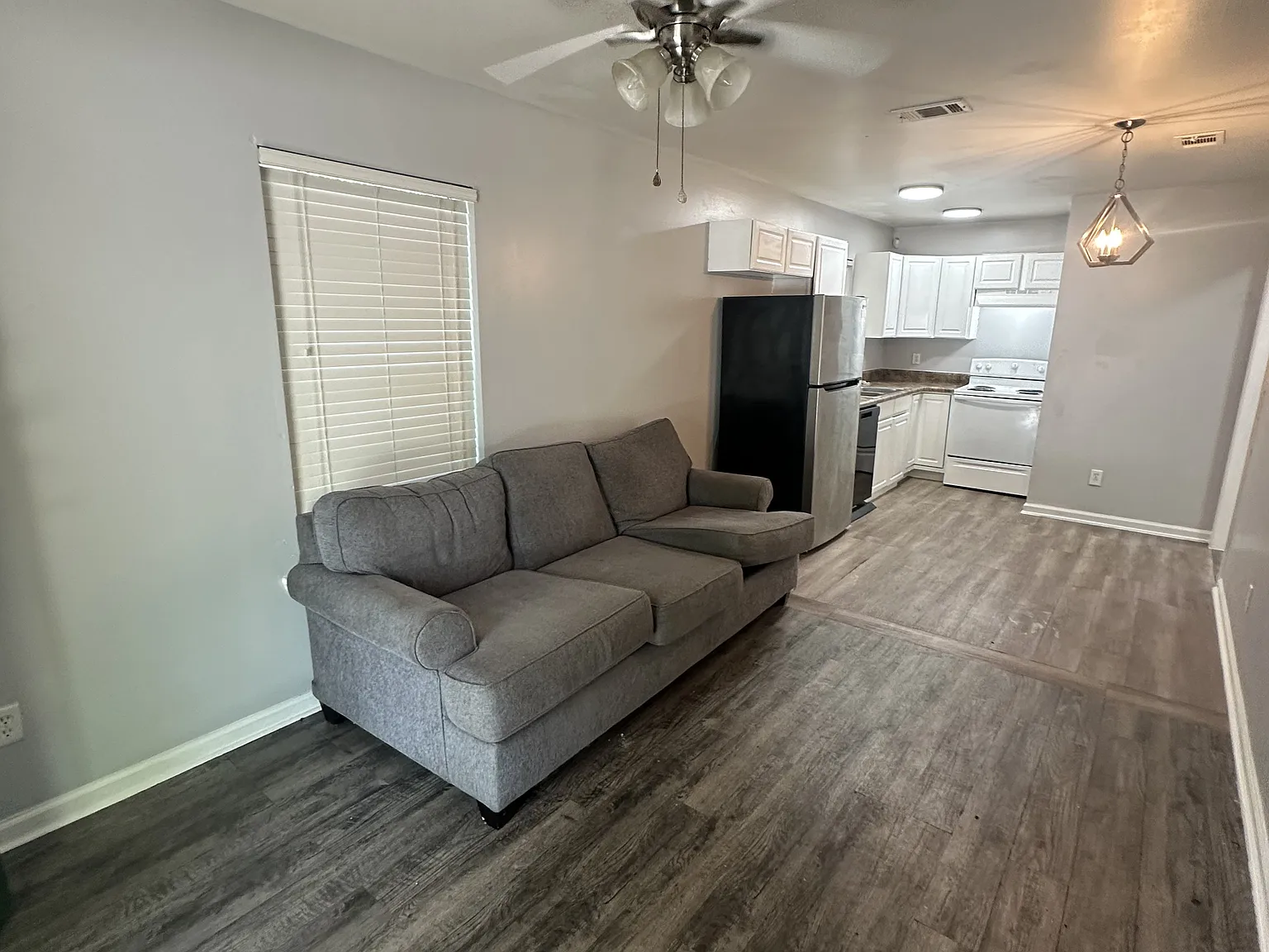 3 bed, 1200 sqft, $1,300 — Photo 2