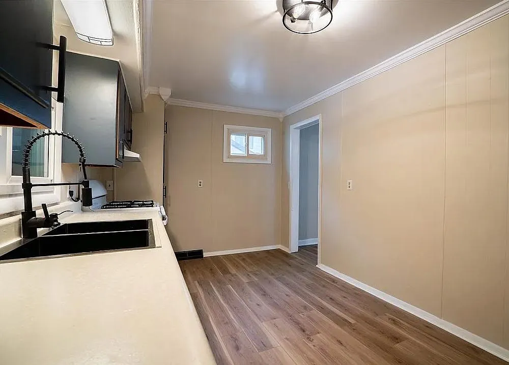 327 William St — Photo 4