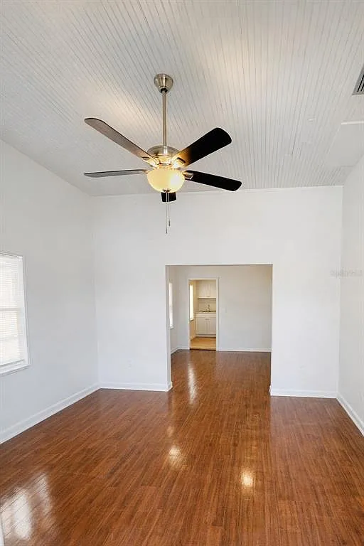 3 bed, 1.0 bath, 1200 sqft, $2,300 — Photo 2
