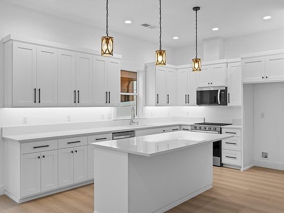 4th image of 208 Bogey Ln