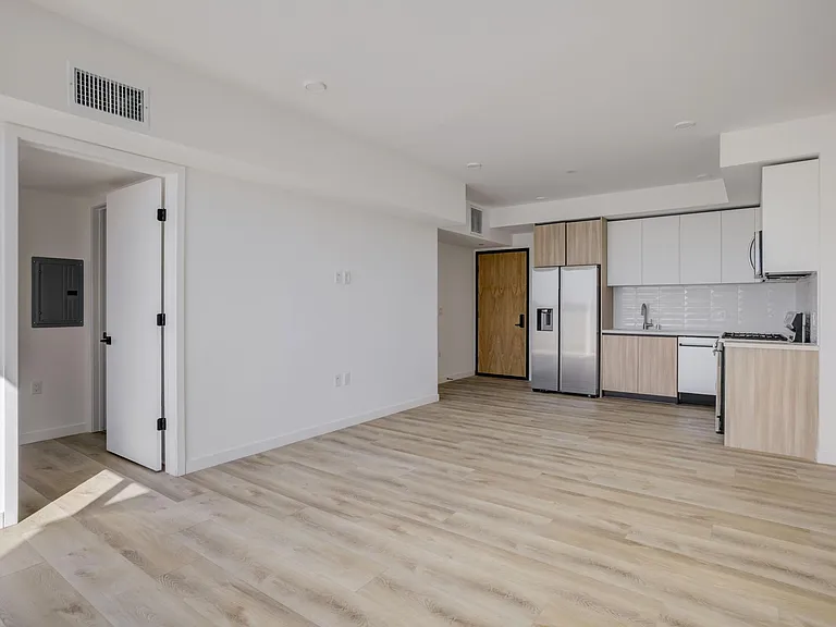 Fairfax Apartments — Photo 21