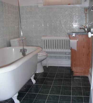 Bathroom w/ claw foot tub