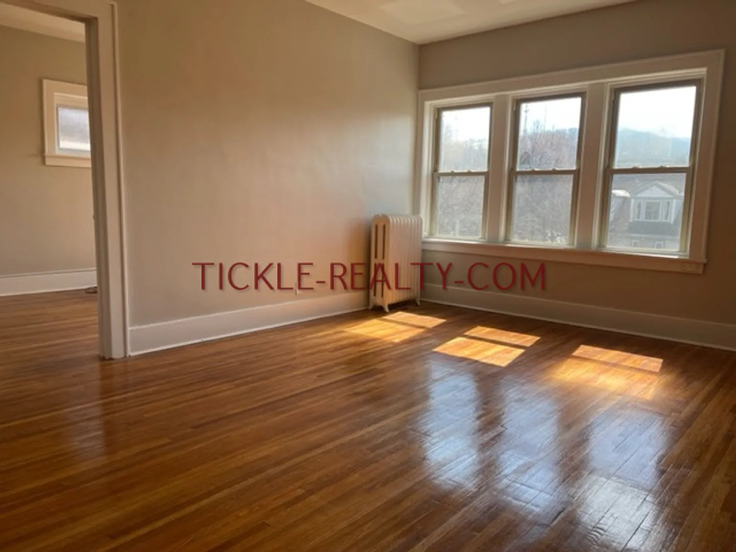 Upper Monroe - All Utilities Included — Photo 3