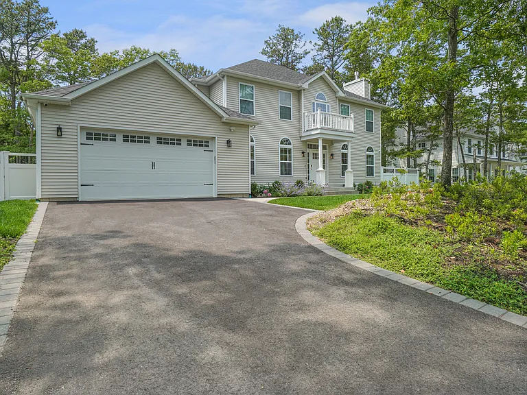 9 Greenway Ct — Photo 2