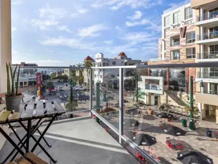Amo Apartments Little Italy — Photo 46