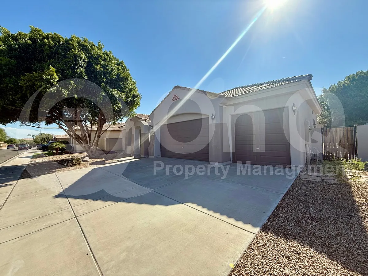 3 bed, 4.0 bath, 3104 sqft, $2,799 — Photo 2