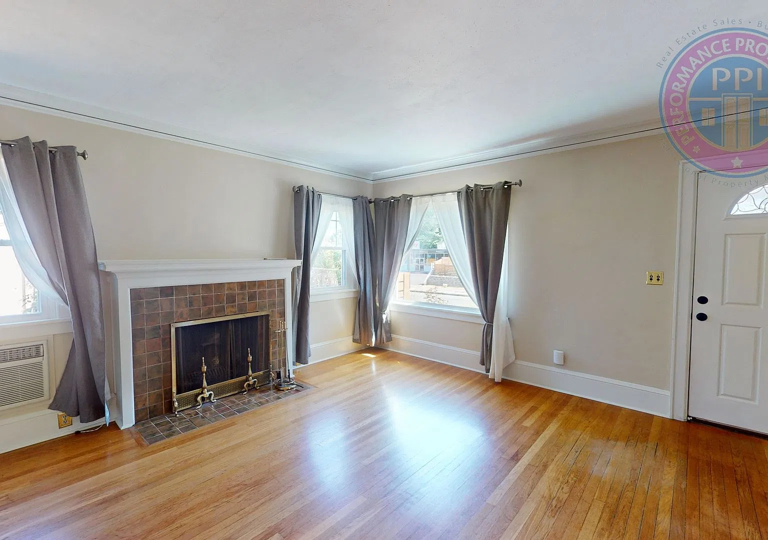 Prime Overlook Location / Sound Studio & Central Air — Photo 4