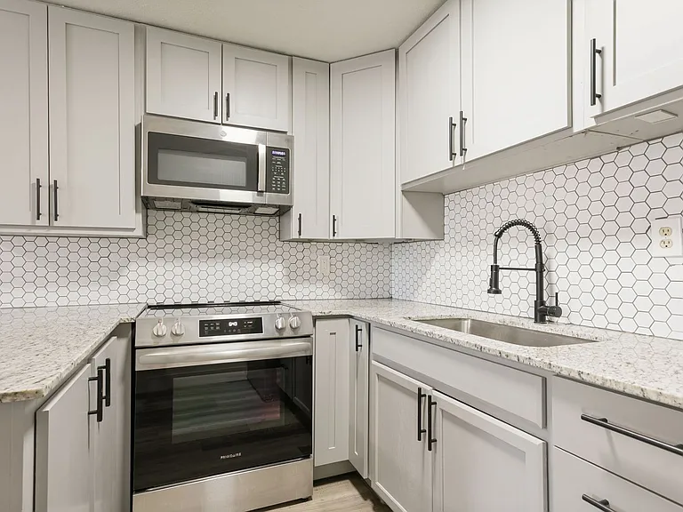 1121 Essex St #3 — Photo 8