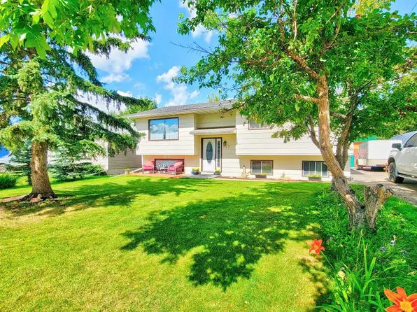 727 S Oak Dr, Beaverlodge, AB T0H 0C0