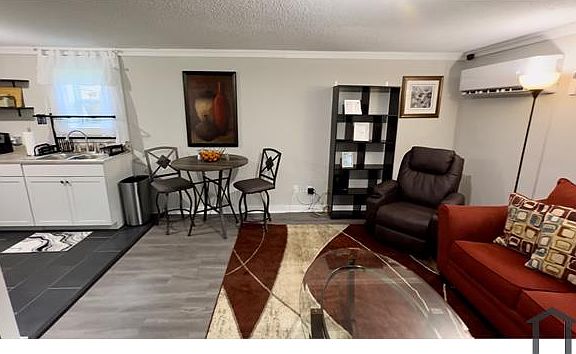 3rd image of 105 Ash St