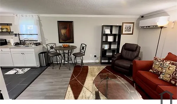 105 Ash St — Photo 3
