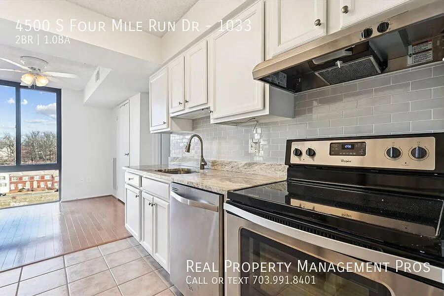 Massive two bedroom condo in the heart of Arlington - easy parking and full time concerige! — Photo 4